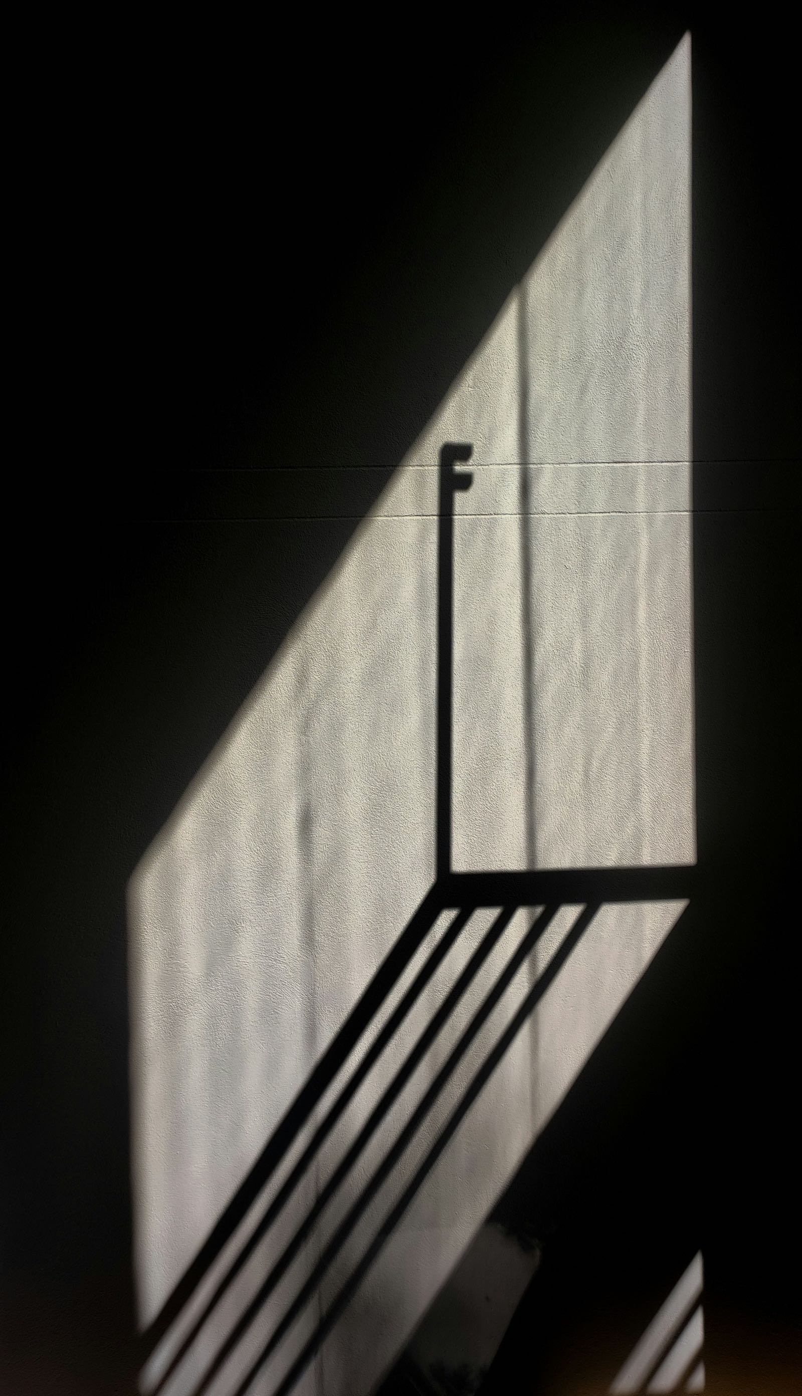 Escalera de concreto con luz natural