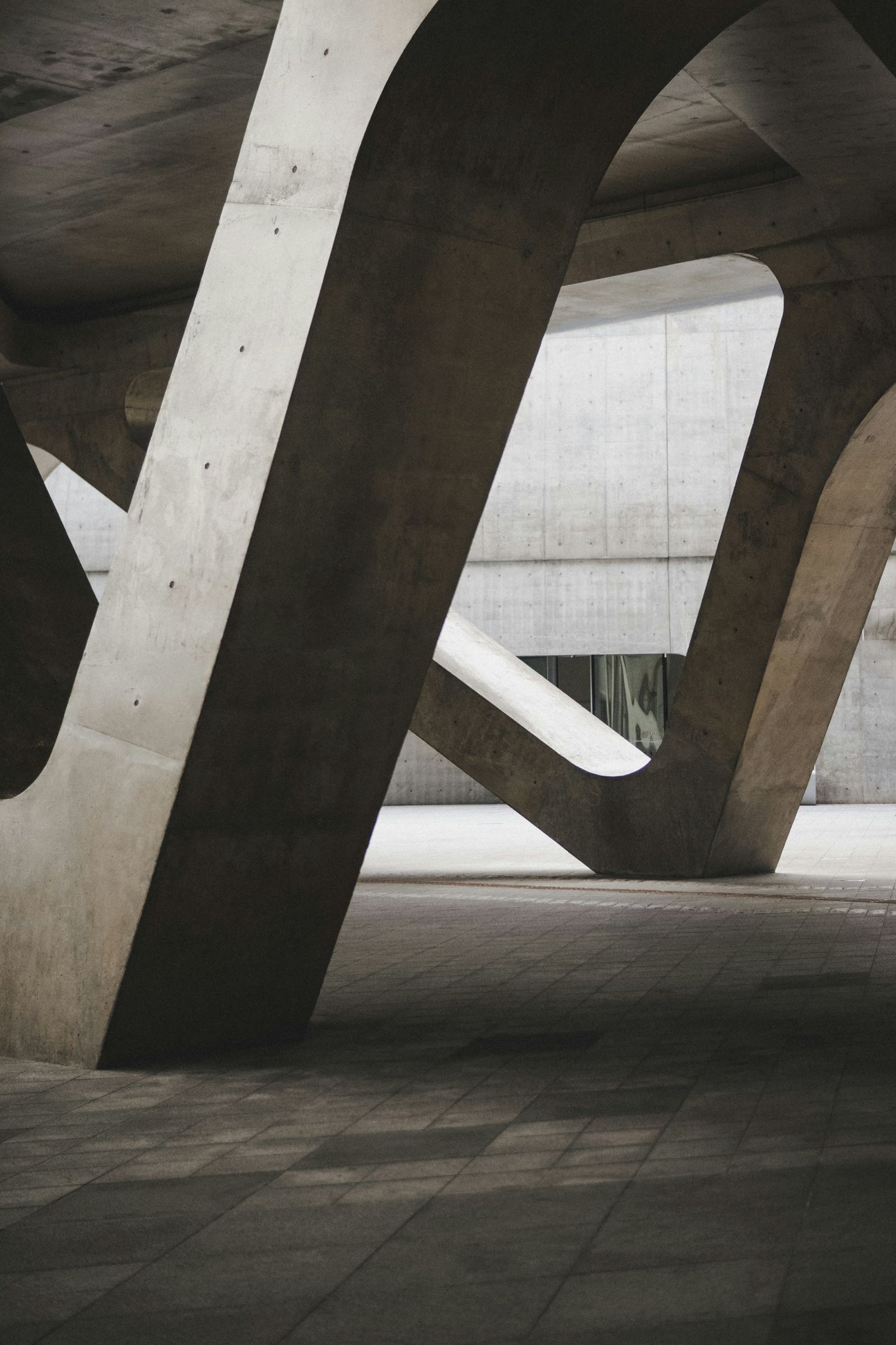 Estructura de concreto aparente con arcos y columnas