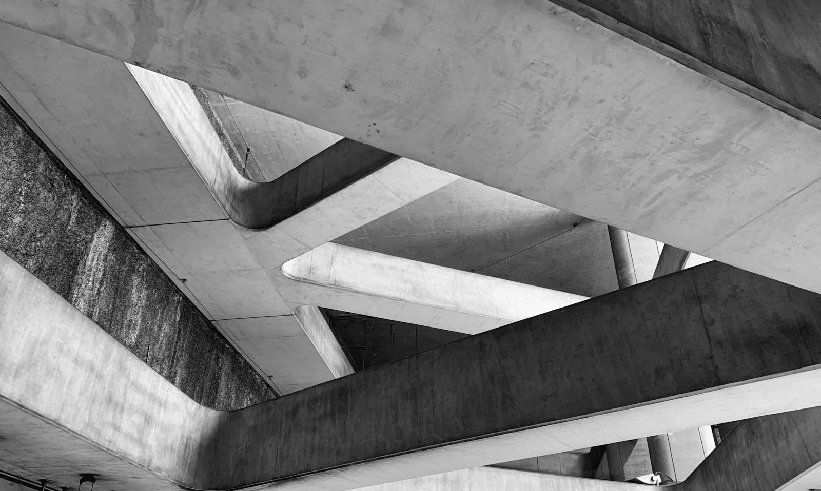 Estructura de concreto con vigas y geometría marcada