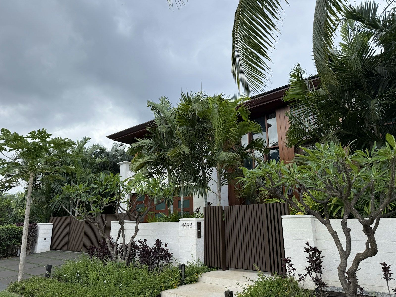 Casa contemporánea rodeada de vegetación tropical